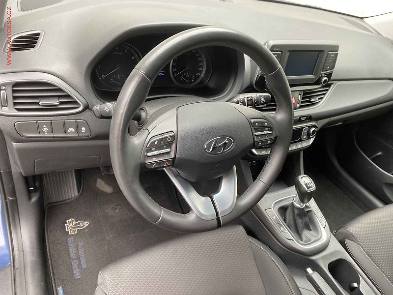 Hyundai i30 (2017) 1.0 T-GDi, Style, LED, kamera - fotka 13 z 17