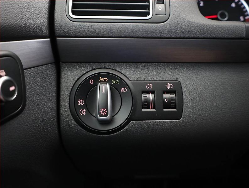 Volkswagen Touran (2013) 1.6 TDI, Automat, Serv.kniha - fotka 17 z 19