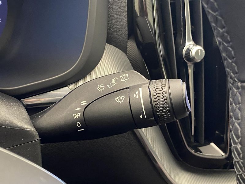Volvo XC60 B4 AWD DARK PLUS AUT - fotka 23 z 55