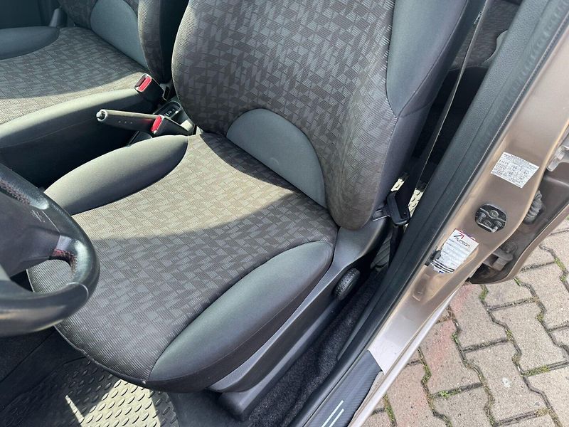 Nissan Note (2006) 1,4i 65 KW LPG - fotka 21 z 46