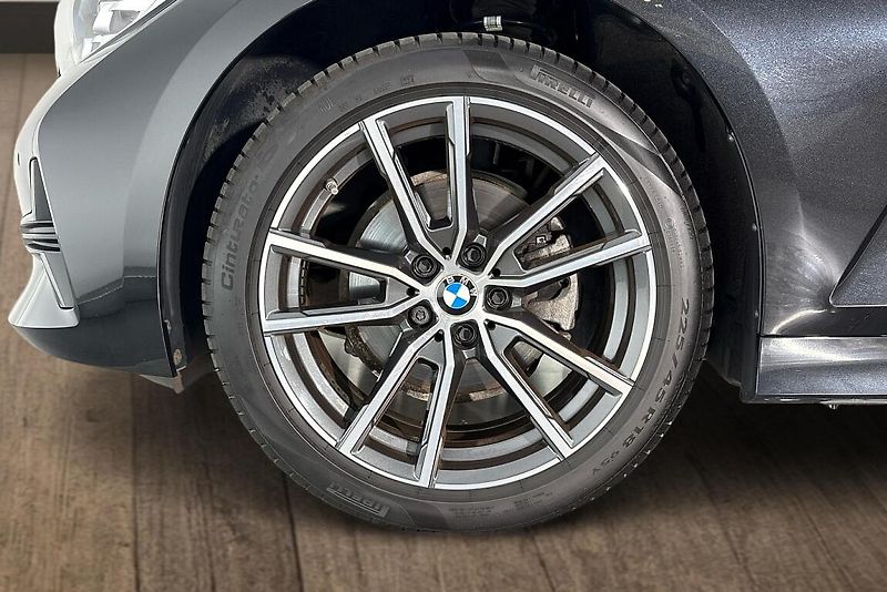 BMW Řada 3 320d xDrive - fotka 23 z 23