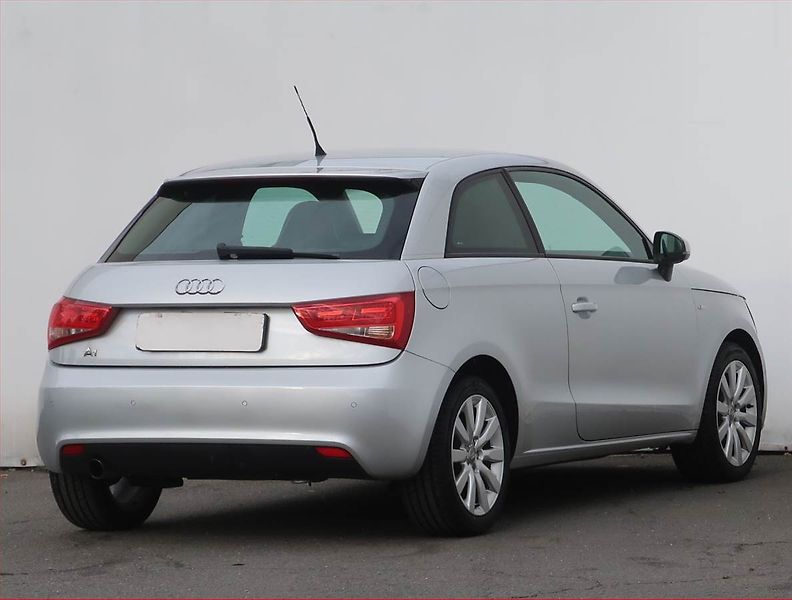 Audi A1 (2011) S-Line 1.6 TDI, Park. senzory - fotka 5 z 17