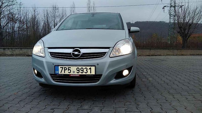 Druhá generace působí dojmem evoluce generace první, kterou pro Opel nakreslila vývojová kancelář Porsche.