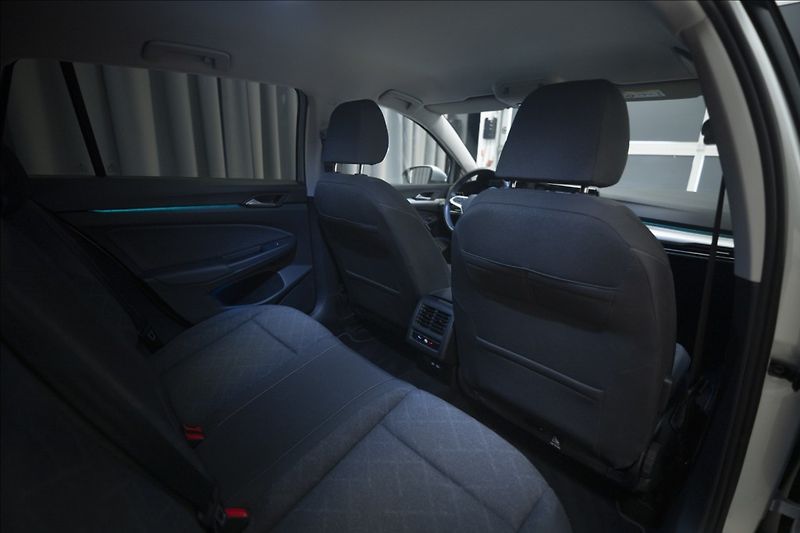 Volkswagen Golf 1,5 TSI KEYLESS KAMERA VÝHŘEV - fotka 10 z 42