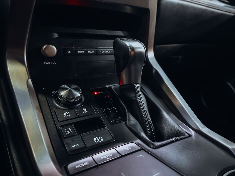 Lexus NX 300 H - fotka 17 z 28