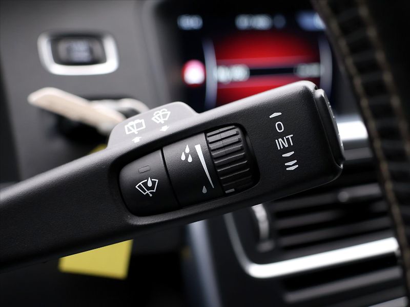 Volvo V60 2.4 D6 162kW R-Design Aut. DPH - fotka 21 z 37