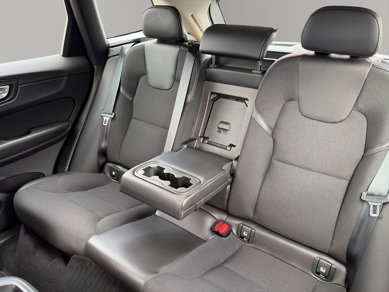 Volvo XC60 (2020) Momentum Pro B4 4x4 1.majitel - fotka 13 z 30