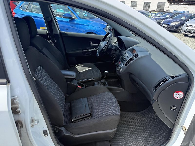 Kia Ceed 1.6 CRDi KOMBI - fotka 10 z 13