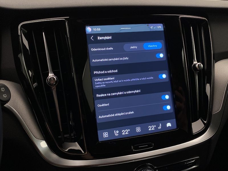 Volvo V60 B4 DARK PLUS AUT CZ - fotka 47 z 50