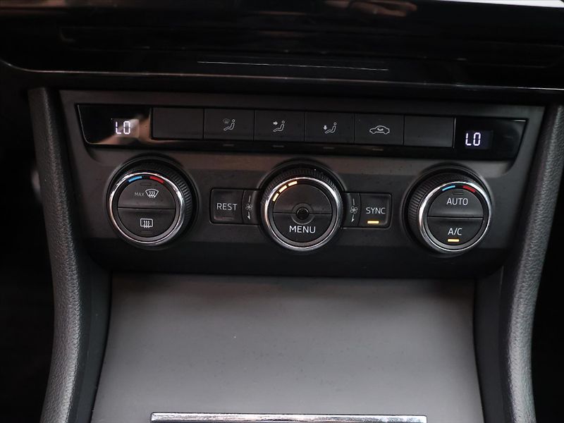 Škoda Superb 1,6 TDI 88kW Aut.klima Tažné - fotka 18 z 19