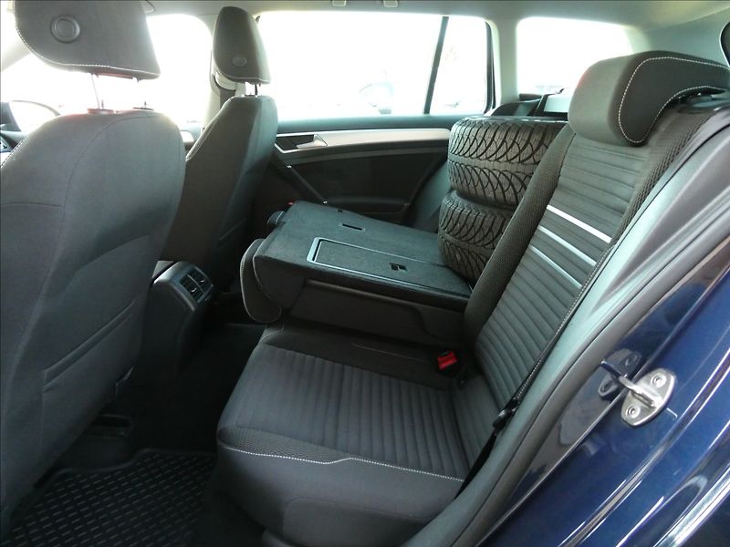 Volkswagen Golf 1,6 TDi 81kW CUP,2xkola,naviga - fotka 18 z 48