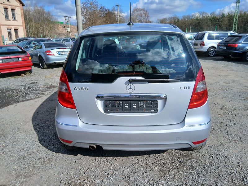 Mercedes-Benz Třídy A 180 CDI, automat, facelift - fotka 11 z 31