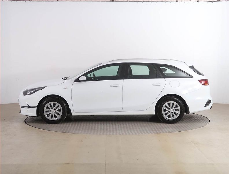 Kia Ceed (2022) Silver 1.5 T-GDI, Serv.kniha - fotka 3 z 16