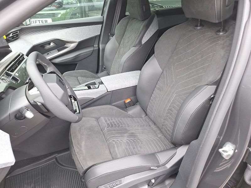 Peugeot 5008 (2025) GT Hybrid 145 e-DCS - fotka 12 z 24