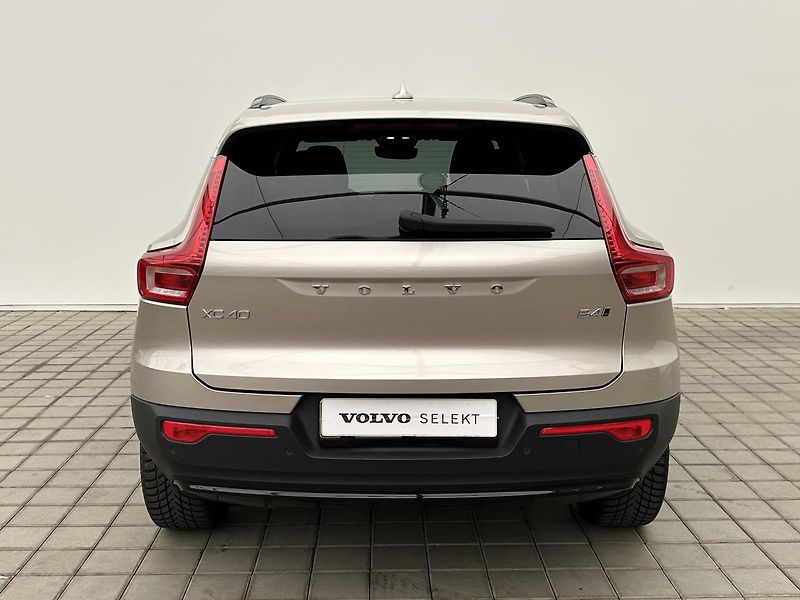 Volvo XC40 2.0 B4 4x4 PLUS - fotka 7 z 30