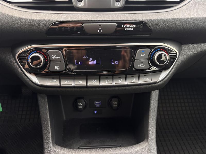 Hyundai i30 1,5 mHEV Family Smart 117kW - fotka 26 z 28