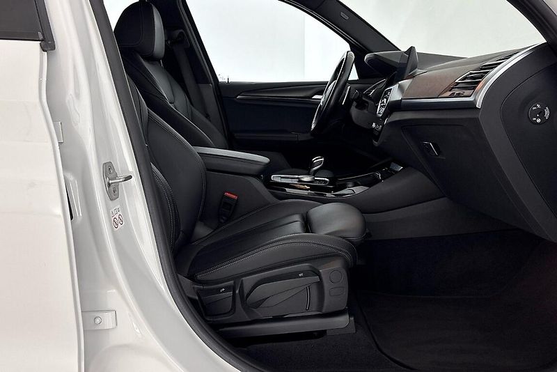 BMW X3 xDrive20d - fotka 12 z 26