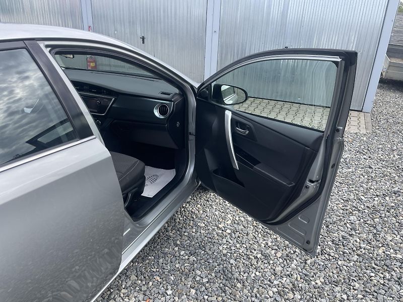 Toyota Auris 1.8i 16v HYBRID AUT SERVIS TOP - fotka 128 z 172