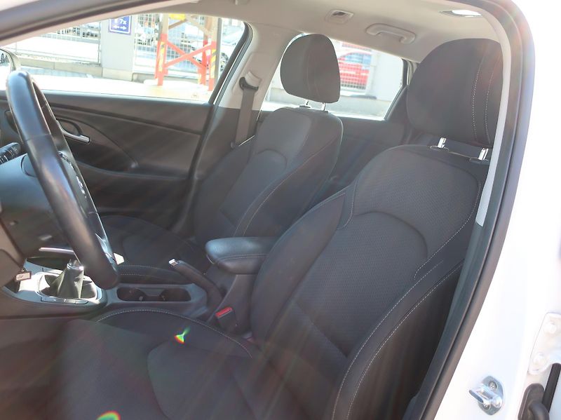 Hyundai i30 1.6CRDi 85kW STYLE NAVI ALU - fotka 10 z 31