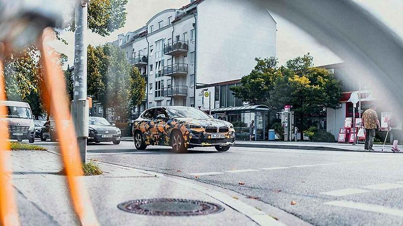 Maskovaný prototyp BMW X2.