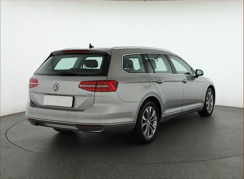 Volkswagen Passat (2015) 2.0 TDI, Automat, Navi - fotka 5 z 18