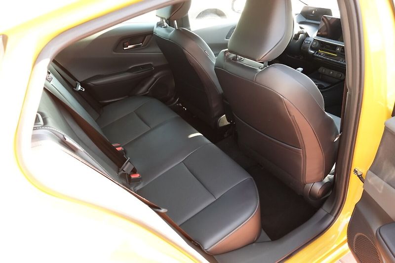 Toyota Prius 2.0 PHEV Executive sada komple - fotka 15 z 35