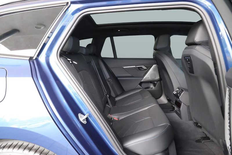 BMW Řada 5 550e xDrive Touring - fotka 6 z 32