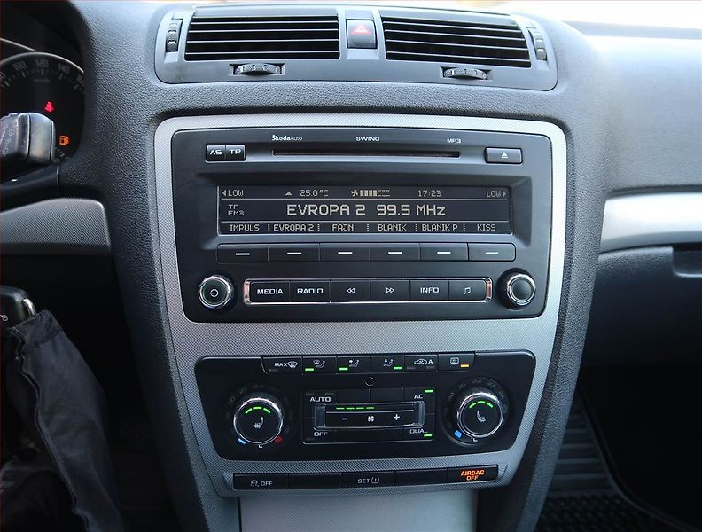 Škoda Octavia (2011) 1.6 TDI, Tempomat - fotka 12 z 19