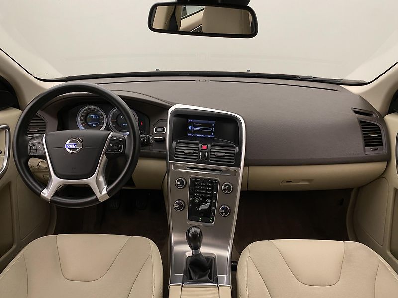 Volvo XC60 D4 AWD MOMENTUM CZ - fotka 2 z 45