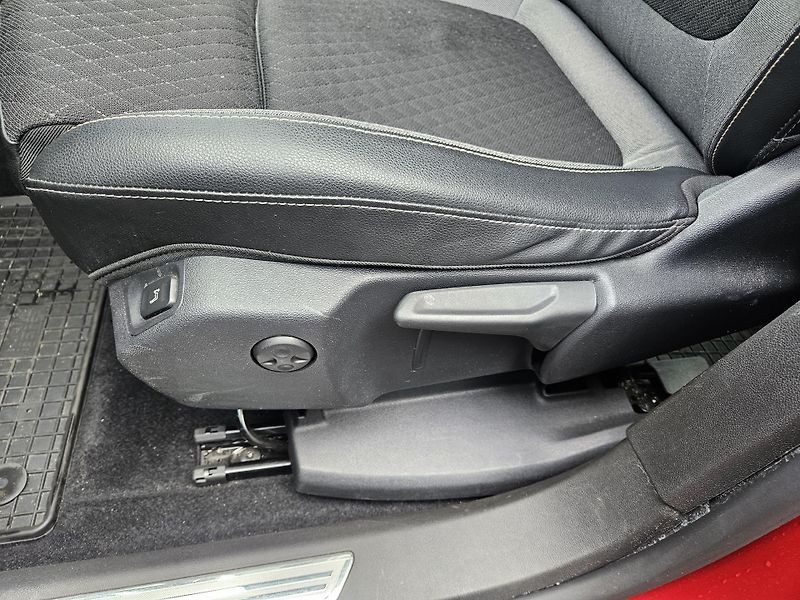 Opel Grandland X (2020) Plug-In Hybrid 200 4x4 EAT8 - fotka 26 z 31