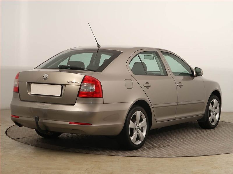 Škoda Octavia (2009) Ambiente 1.6, Tempomat - fotka 5 z 13