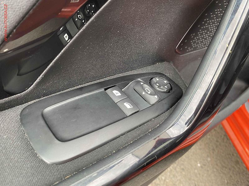 Peugeot 208 (2018) 1.2 PT, Style, kamera - fotka 13 z 15