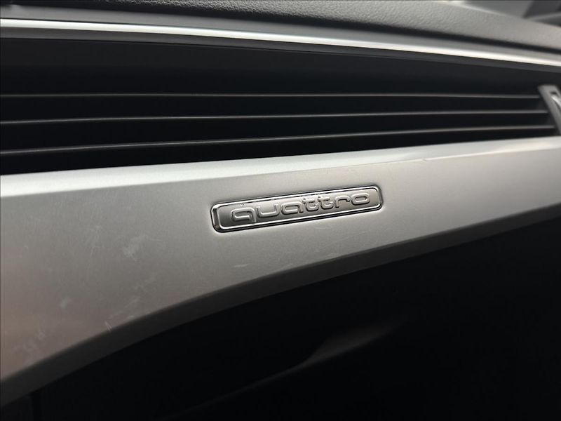 Audi A5 2,0 140kW AT 4X4 HUD DPH NAVI - fotka 37 z 56
