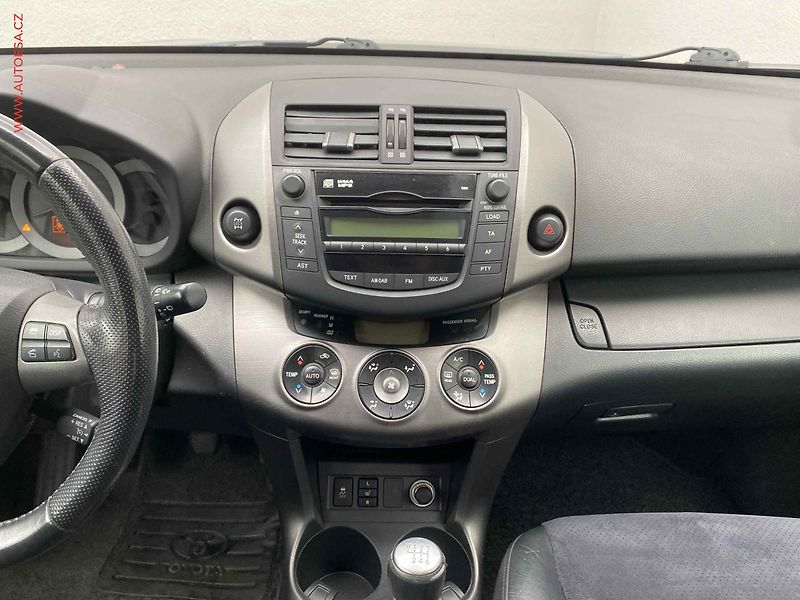 Toyota RAV4 (2010) 2.2D-4D 4x4, AC, výhřev sed. - fotka 12 z 19