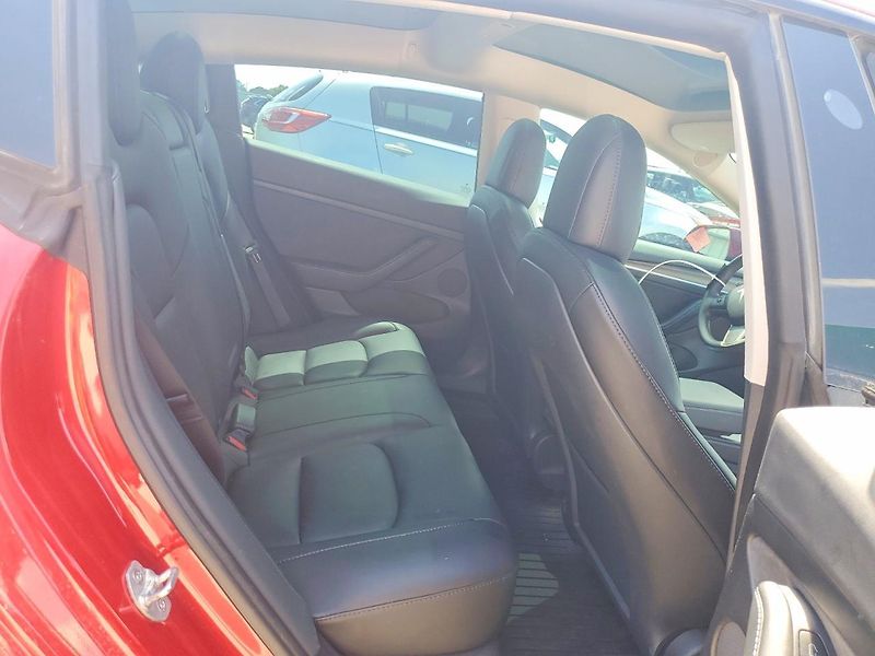 Tesla Model 3 (2022) Auto na cestě - fotka 11 z 13