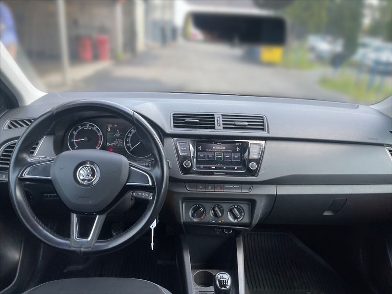 Škoda Fabia 1,0 TSI 81 Ambition - fotka 9 z 11