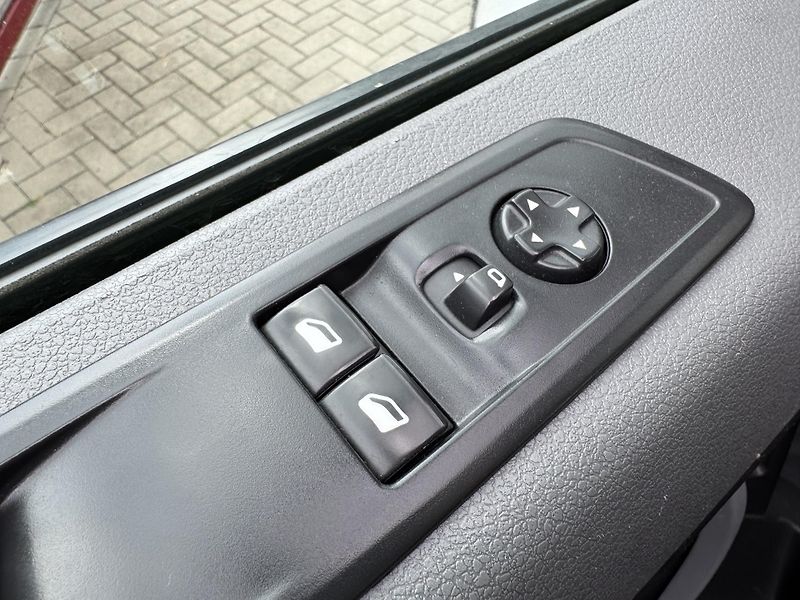 Opel Vivaro COMFORT L3H1 2.8T 1 MAJITEL  - fotka 31 z 36