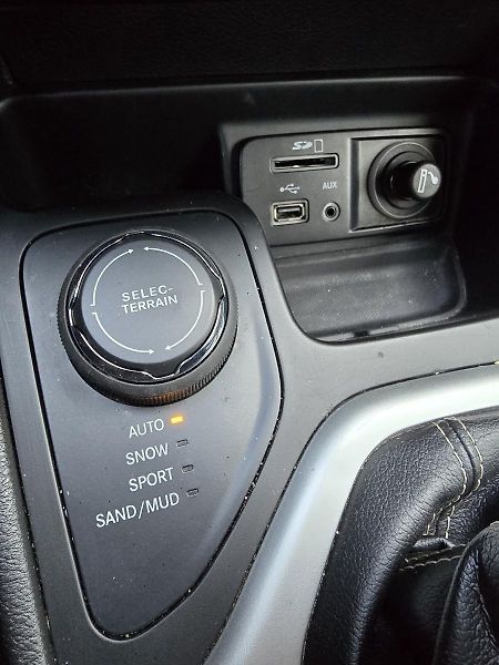 Jeep Cherokee 147kW 4x4 LIMITED KŮŽE NAV - fotka 25 z 49