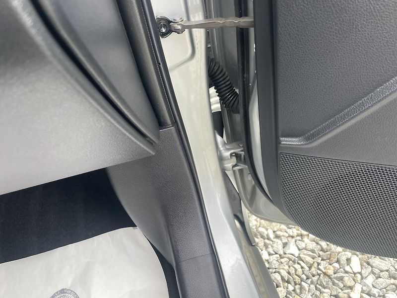 Toyota Auris 1.8i 16v HYBRID AUT SERVIS TOP - fotka 133 z 172
