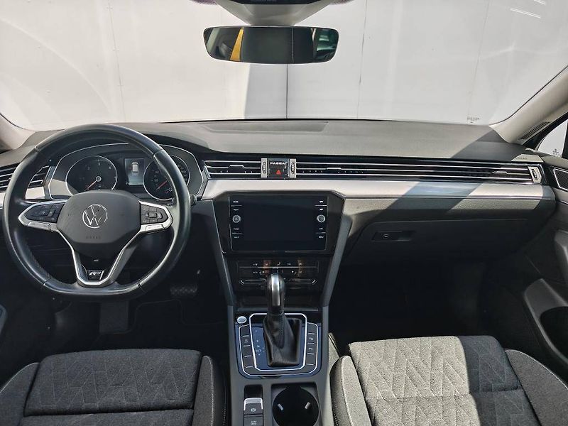 Volkswagen Passat Business  2,0TDi - fotka 11 z 23