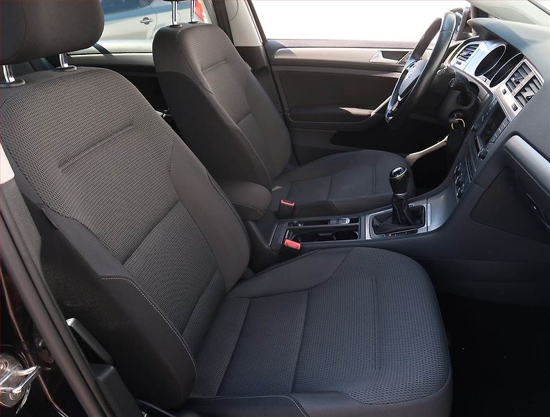 Volkswagen Golf (2017) Comfortline 1.0 TSI, Tempomat - fotka 9 z 16