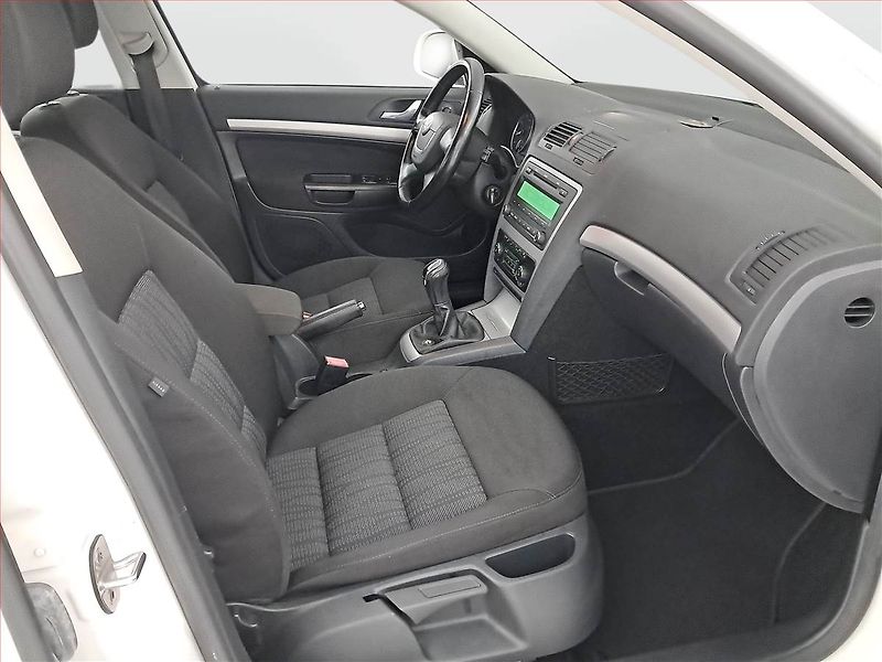 Škoda Octavia (2012) 1.4 TSI, rezervace - fotka 9 z 17