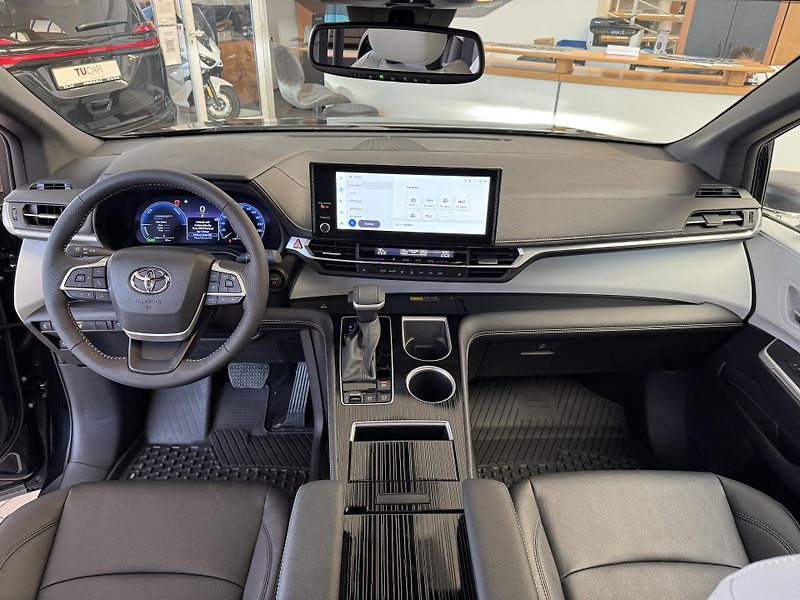 Toyota Sienna XSE 2,5 HEV AWD - fotka 23 z 46