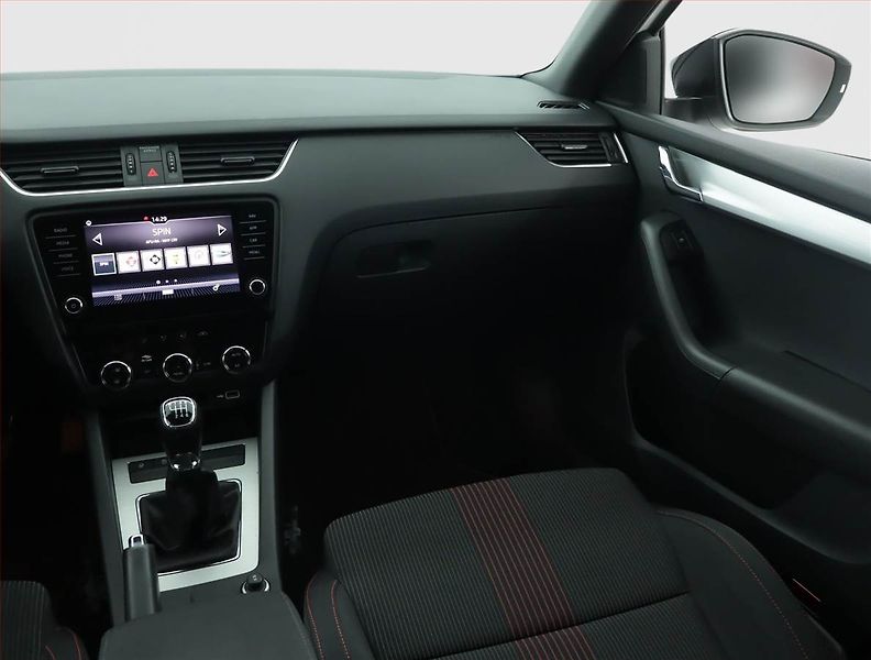 Škoda Octavia (2020) 1.5 TSI, Navi, Tempomat - fotka 8 z 15