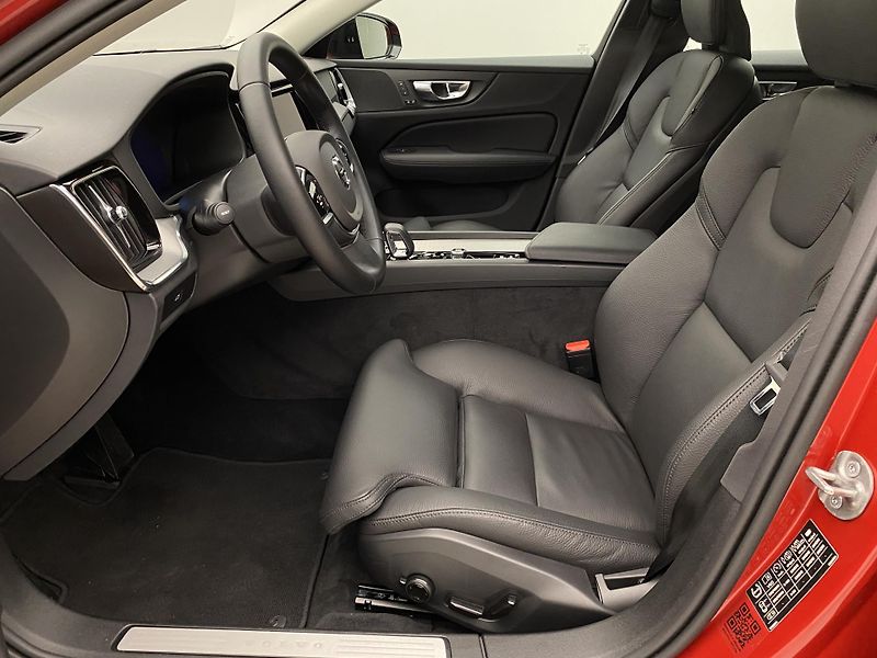 Volvo V60 B4 DARK PLUS AUT CZ - fotka 2 z 50