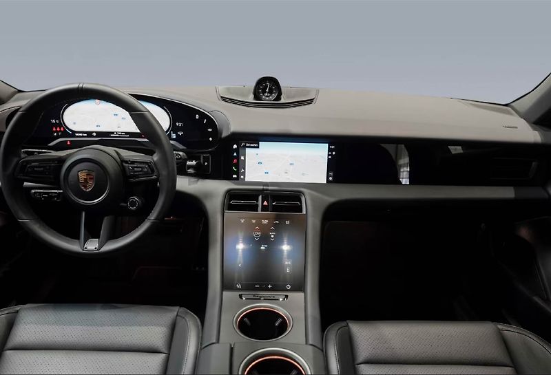 Porsche Taycan 4 Cross Turismo InnoDrive 360 - fotka 10 z 24