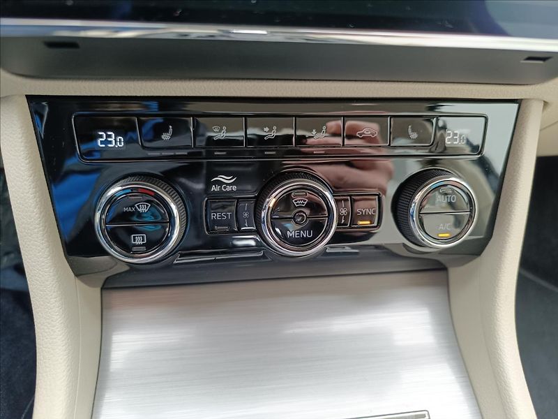 Škoda Superb 2,0 TDi DSG Style - fotka 16 z 19