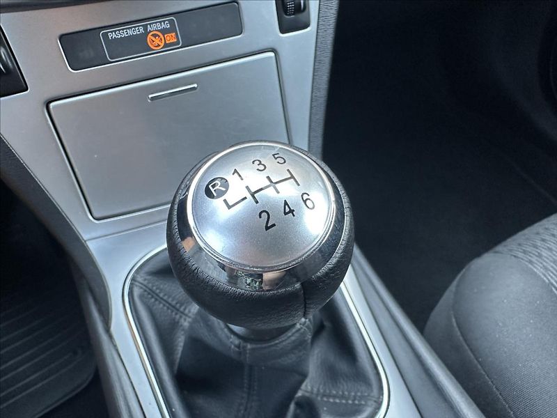 Toyota Avensis 1,8 TAŽNÉ - fotka 21 z 27