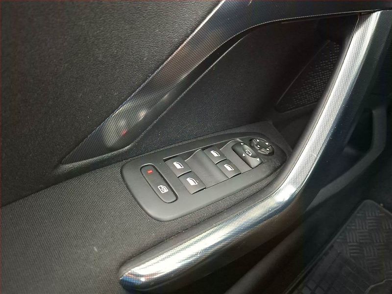 Peugeot 2008 (2015) 1.6 e-HDi, Tempomat - fotka 17 z 18