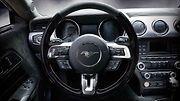 Ford Mustang s interiérem z pravých mustangů.